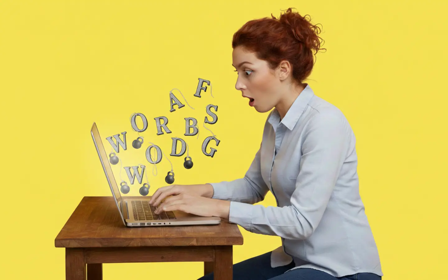 Femme écrivant sur un ordinateur avec des lettres en mouvement, illustrant la production écrite en anglais professionnel et la préparation au TOEIC Writing.