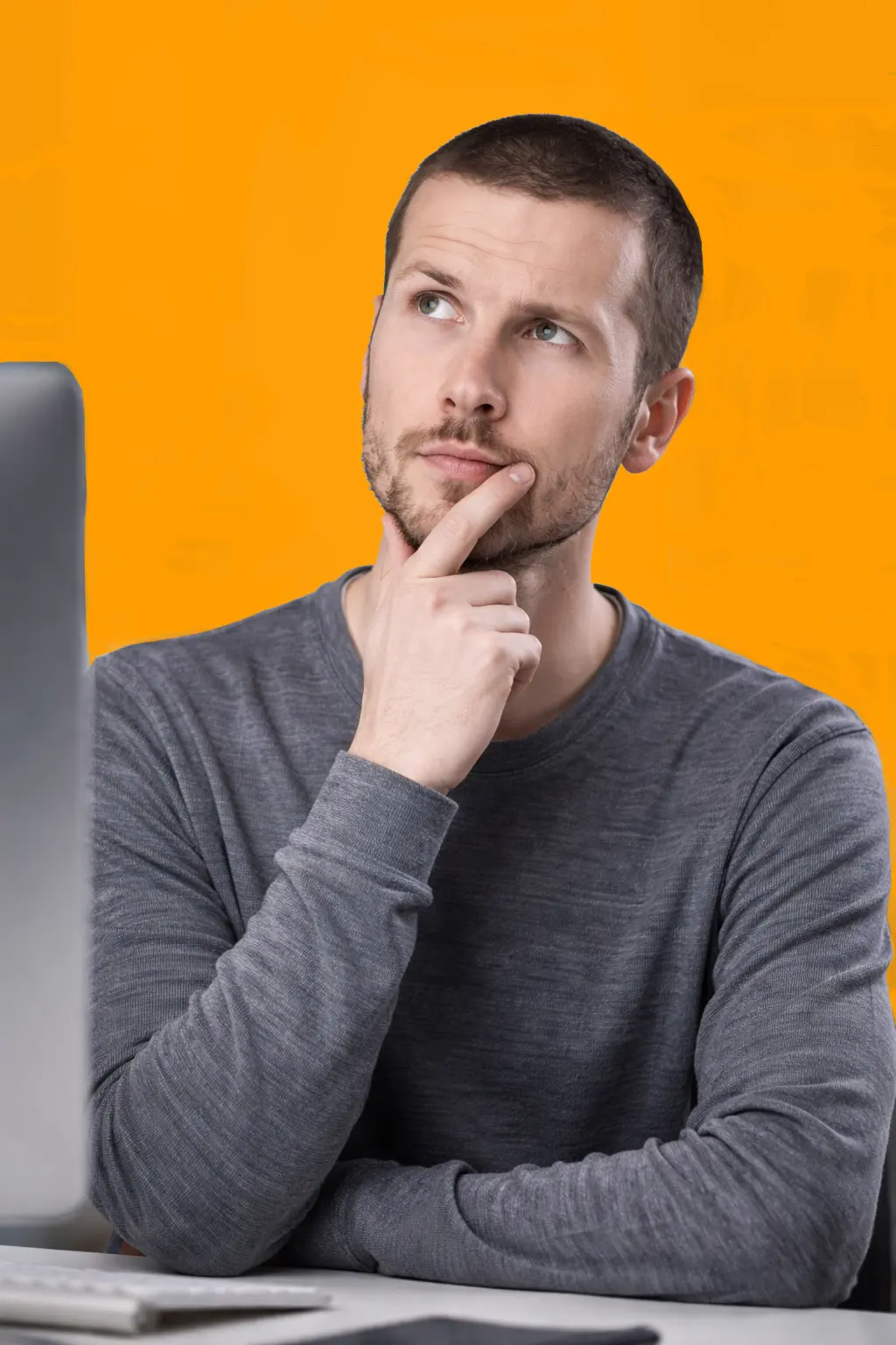 Professionnel en réflexion avant une prise de parole en anglais au travail